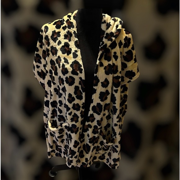 Wearable Leopard Hooded Wrap Blanket Open Shawl w/ Pockets Soft & Cozy OS New - Picture 1 of 14